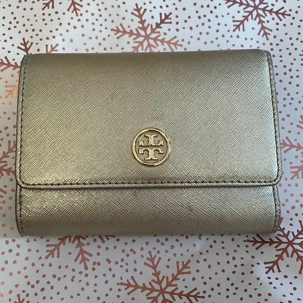 TORY BURCH gold metallic wallet with plenty of room to store your 💳 and 🪪